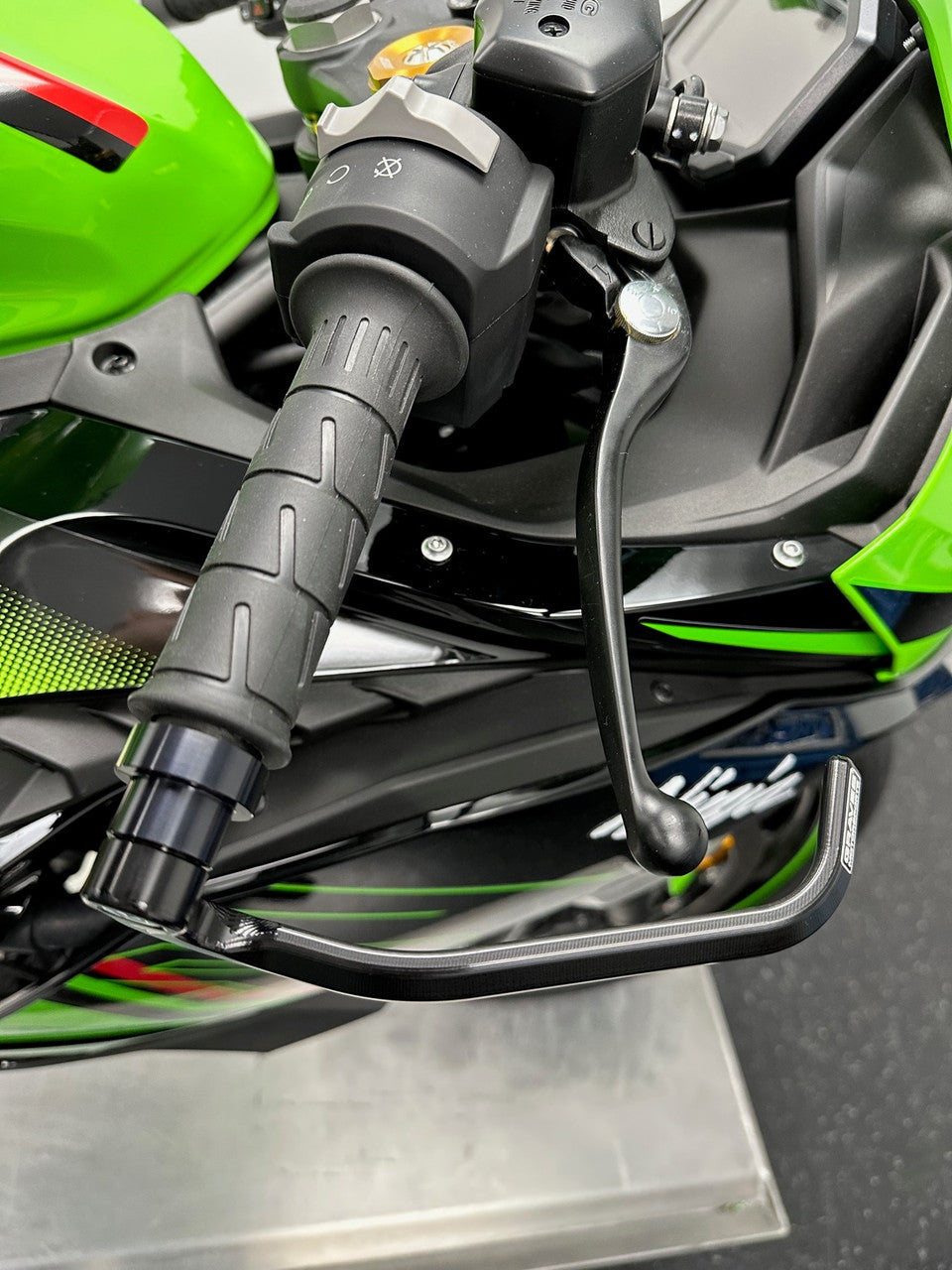 Graves Brake Lever Guard For  Zx-10r / Zx-6r / Zx-4rr (2016 +) Or Any Oem Bar That Uses A 8mm Bolt.    Hb004