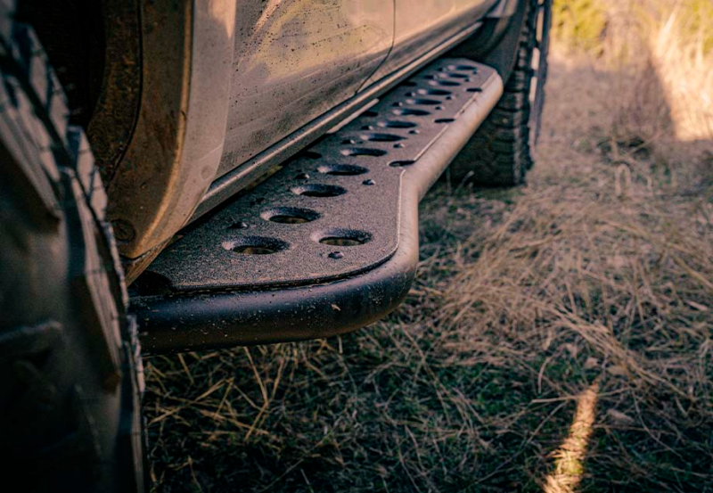 Cali Raised 05-23 Toyota Tacoma Step Ed Rock Sliders - Double Cab Short Bed W/ Kick Out/Bed Liner