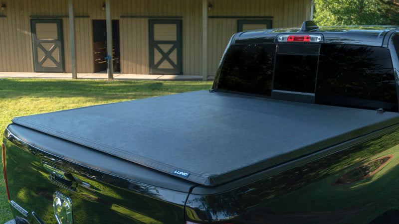 Lund 16-23 Toyota Tacoma (5ft. Bed) Genesis Tri-Fold Tonneau Cover - Black 950186